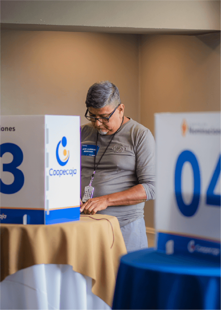 personas votando